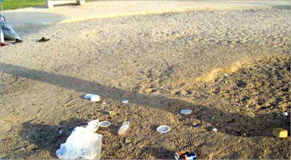 الشواطئ أصبحت مرتعاً للمخلفات والنفايات